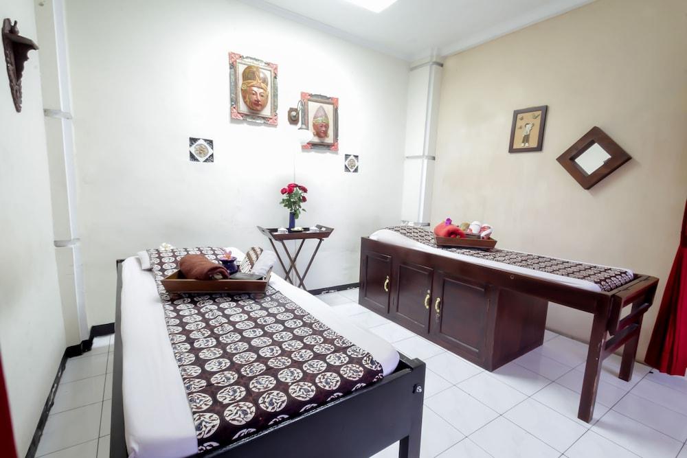 Royal Hotel And Villa Batu Бату Экстерьер фото