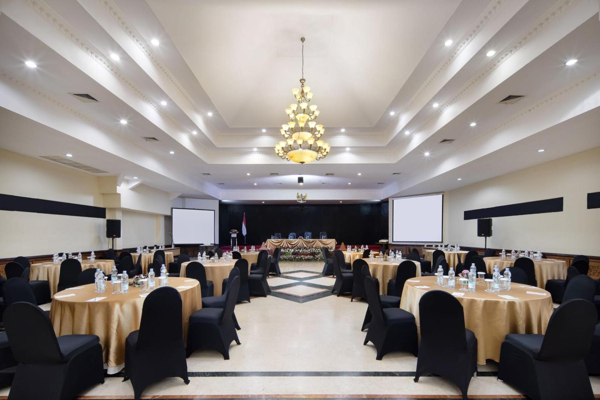 Royal Hotel And Villa Batu Бату Экстерьер фото