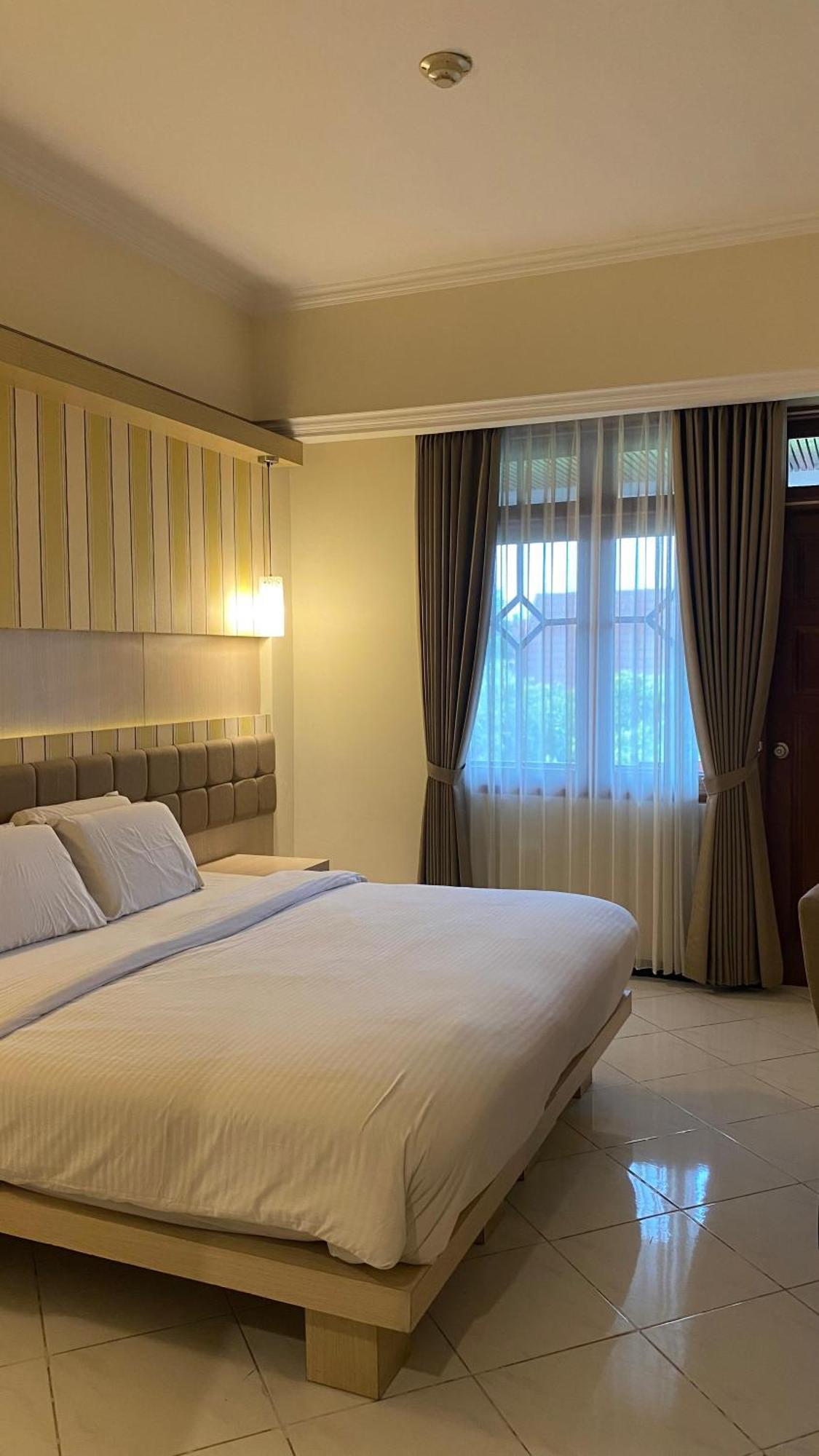 Royal Hotel And Villa Batu Бату Экстерьер фото