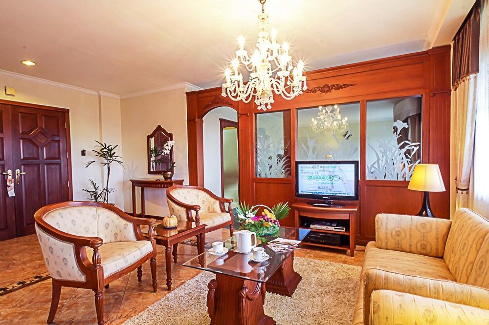 Royal Hotel And Villa Batu Бату Экстерьер фото