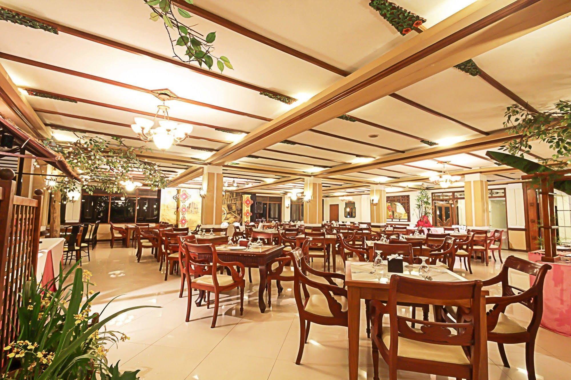 Royal Hotel And Villa Batu Бату Экстерьер фото